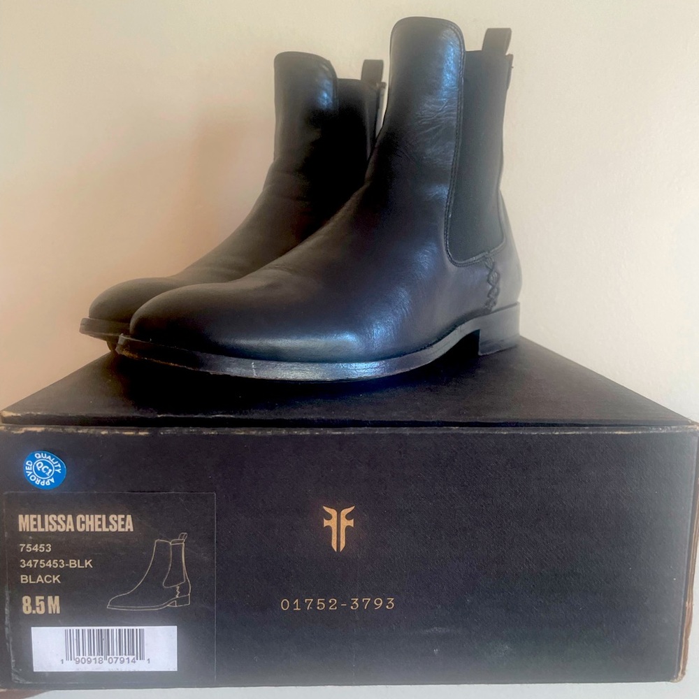 8.5 women’s Melissa Chelsea Frye boot